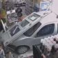 (VIDEO) SNIMAK KOJI LEDI KRV U ŽILAMA Dvojica radnika razgovarala u radnji, a nekoliko sekundi kasnije automobil uletio u objekat