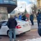 (VIDEO) INCIDENT U SARAJEVU Vozač se automobilom zaletio u građane na protestima, odmah je uhapšen