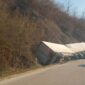 Kamion sletio sa puta kod Mrkonjić Grada (FOTO)
