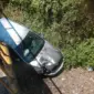 Težak udes, auto završio ispod mosta