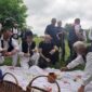 (FOTO) “Radost života i nacionalni identitet” Darko Banjac učestvovao na tradicionalnoj kosidbi u Knežici