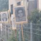 Svjedočanstvo zločina: Fotografije ubijenih Srba iz srednjeg Podrinja i Birča postavljene pored puta (VIDEO)