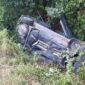 (FOTO) Saobraćajka na Tunjicama: Automobil završio u kanalu, reagovali i vatrogasci