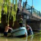 (FOTO) Herojski potez kod Ljubuškog: Trojica muškaraca skočila u rijeku i SPASILA VOZAČA iz prevrnutog automobila