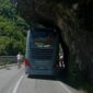 Usporen saobraćaj: Autobus zapeo u kanjonu Tijesno