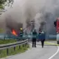 Izgorio autobus na putu ka Kneževu: Vatrogasci gase požar (FOTO, VIDEO)
