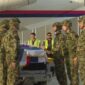 Kovčeg sa tijelom generala Mladića prekriven zastavama Srpske i Srbije prevezen na VMA (VIDEO)