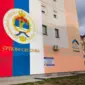 Uklonjen uvredljivi natpis sa murala srpske trobojke