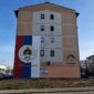 Teške uvrede srpskom narodu: Na srpskoj trobojci u Istočnom Sarajevu ispisano “genocidaši” (FOTO)