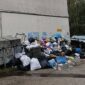 NEPROPISNO PARKIRANA VOZILA OTEŽAVAJU ODVOZ OTPADA IZA DOMA ZDRAVLJA